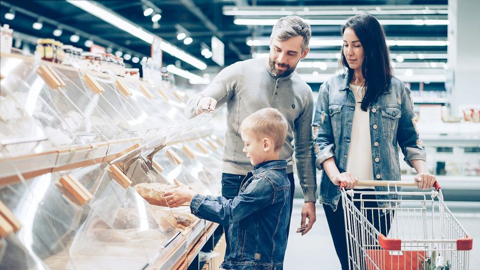 Beim Einkauf mitentscheiden und bei der Zubereitung helfen: So wächst die Neugier auf neue Lebensmittel. Symbol-Foto: unsplash