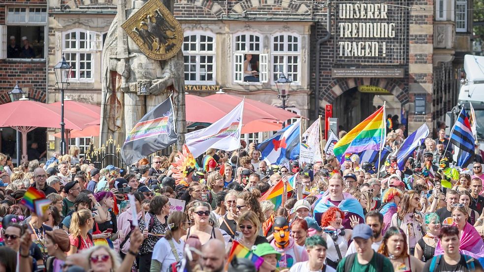 Tausende Teilnehmer werden am Samstag zum Christopher Street Day (CSD) 2026 in Bremen erwartet. Daneben gibt es weitere Großveranstaltungen in der Stadt. Foto: Focke Strangmann / dpa