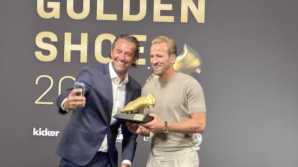 Hatten Spaß bei der Verleihung des Goldenen Schuh: Preisträger Harry Kane (rechts) und Laudator Luca Toni. Foto: Christoph Lother/dpa