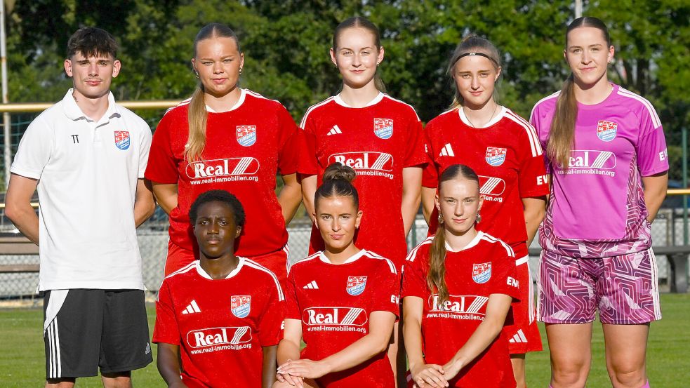 Beim SV TiMoNo gibt es viele neue Gesichter (oben von links): Jesko Engelmann (Torwarttrainer), Jule Pollmann, Jule Manott, Louisa Reinken, Marie Hasnik, (unten von links) Annabella Yapo, Neele Geyken und Ronja Kolbeck. Foto: André van Elten