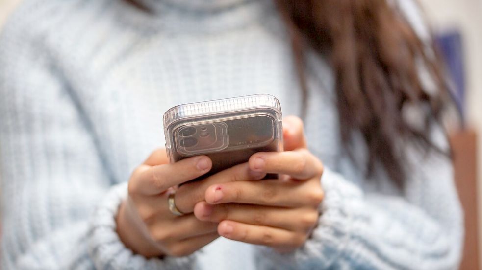 Wenn der Blick auf den Bildschirm abhängig macht: Kalkuliert der Instagram-Mutterkonzern Meta das Suchtpotenzial ein? Foto: dpa/Fernando Gutierrez-Juarez