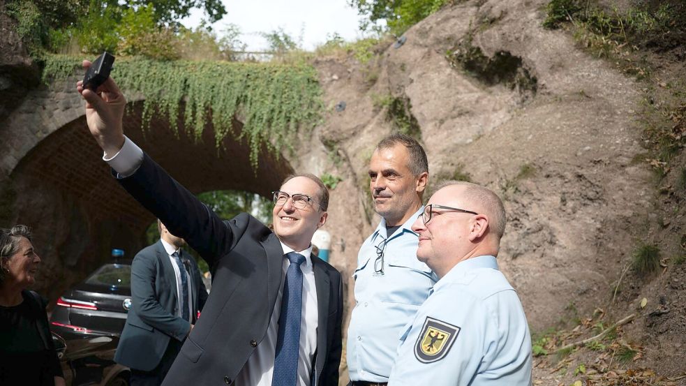 Der Minister kann auch Selfie: Dobrindt posiert mit zwei Beamten der Bundesbereitschaftspolizei. Foto: Katharina Kausche