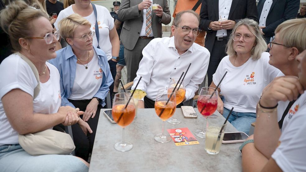 Die Freundinnen, die sich regelmäßig treffen, nehmen Bundesinnenminister Alexander Dobrindt (CSU) in ihre Mitte. Foto: Katharina Kausche
