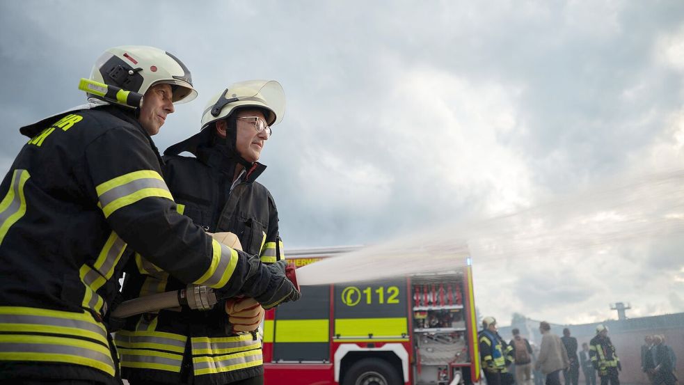 Der Bundesinnenminister übt mit der Feuerwehr. Foto: Katharina Kausche