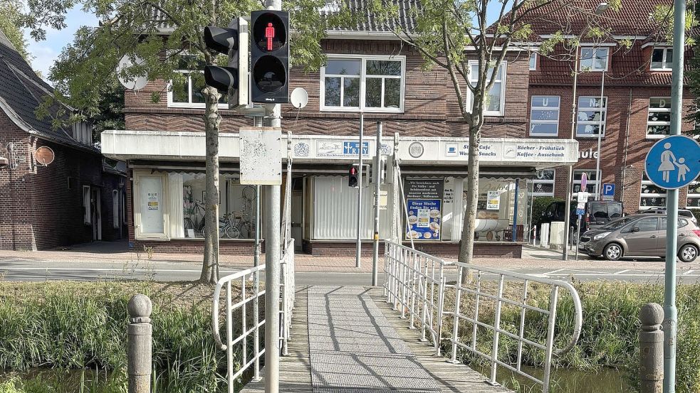 Die Fußgängerampel am Untenende zeigt Rot. Auch bei freier Sicht bleibt das Signal für Passanten verbindlich. Foto: Horst Kruse