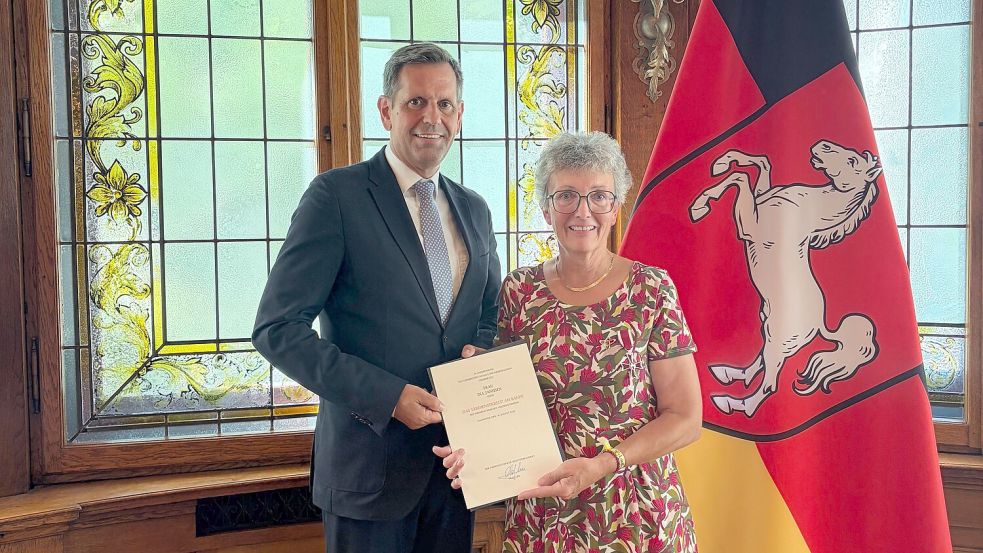 Ministerpräsident Olaf Lies verlieh Ina Janhsen das Verdienstkreuz.