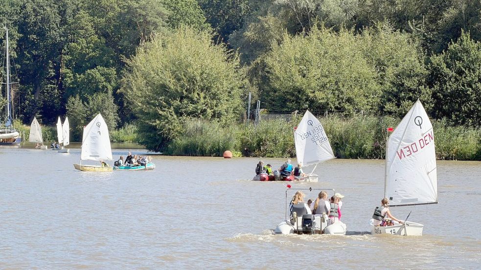 Auf dem Wasser sammelten die Mädchen und Jungen erste Eindrücke vom Segelsport. Foto: Janneck Heyen
