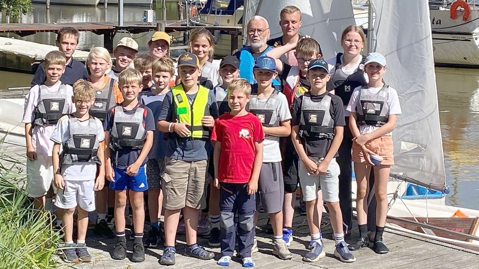 Mit Unterstützung des Trainerteams erlebten die Kinder beim Yacht Club Papenburg spannende Stunden auf dem Wasser. Foto: Janneck Heyen