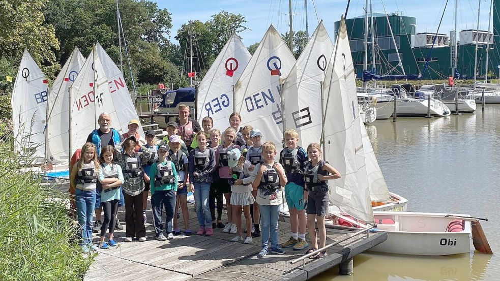 In Papenburg entdeckten Kinder bei der Ferienpassaktion die Freude am Segeln. Foto: Janneck Heyen