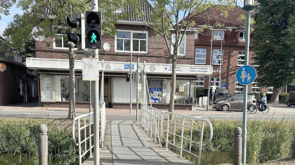 Grün gibt es am Untenende nur auf Anforderung: Die Fußgängerampeln schalten erst nach Knopfdruck um. Foto: Horst Kruse