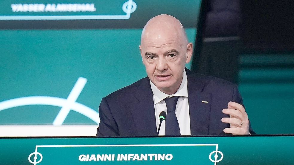 Wird jetzt auch von Fan-Vereinigungen massiv angegangen: Gianni Infantino. (Archivbild) Foto: Darryl Dyck