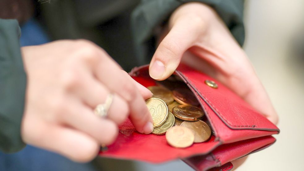 Je höher die Teuerungsrate, umso geringer die Kaufkraft der Menschen: Sie können sich für einen Euro dann weniger leisten und halten sich mit größeren Anschaffungen zurück. (Symbolbild) Foto: Jan Woitas