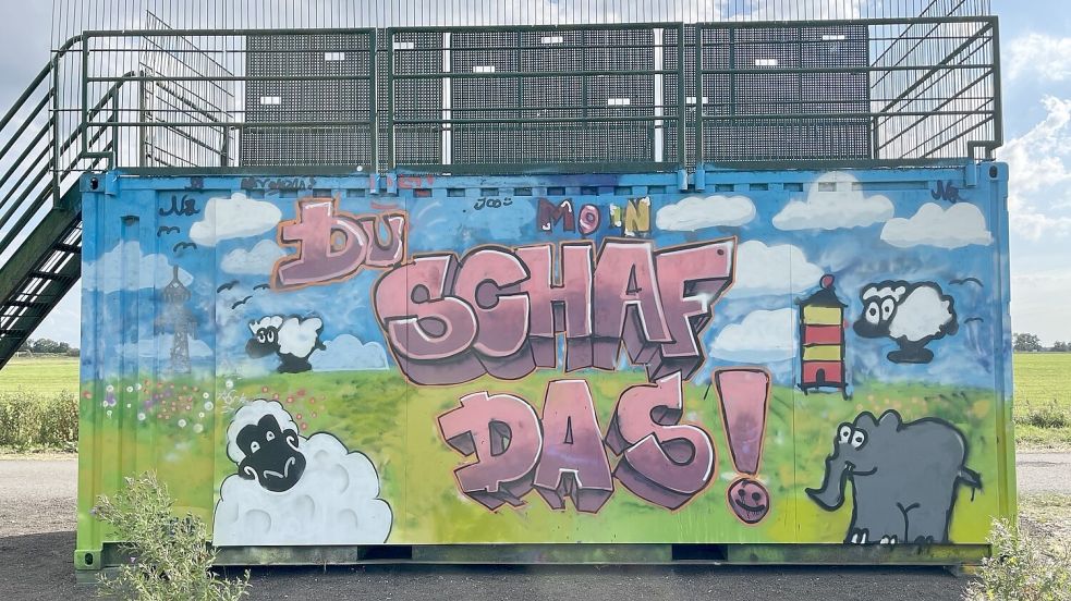 Beim Workshop entstanden kreative Graffiti auf einem Container. Foto: Gemeinde Westoverledingen