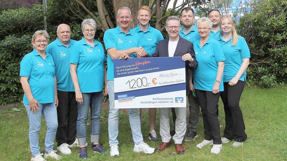 Das Foto zeigt einen Teil der Theatergruppe mit Florian Bortfeld, Pastor Kirchengemeinde Idafehn (Fünfter von rechts), bei der Spendenübergabe. Foto: privat