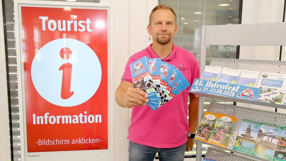 Die Flyer für das Hafenfest liegen aus. Für Jens Lindstädt, Geschäftsführer des Vereins „Erholungsgebiet Barßel-Saterland“, kann die 45. Auflage beginnen. Foto: Hans Passmann