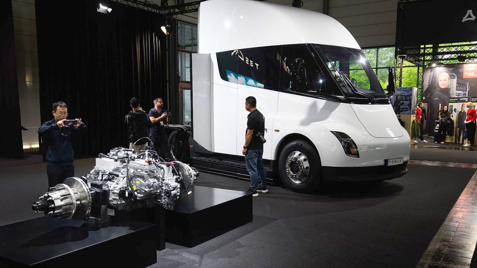 Tesla stellte den Elektro-Sattelschlepper bereits 2017 vor. (Archivbild) Foto: Julian Stratenschulte