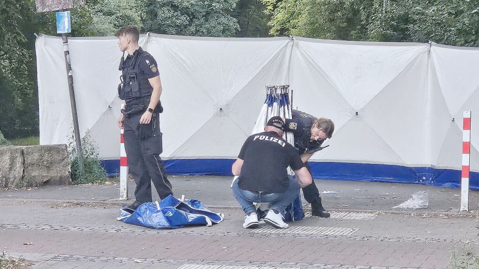 Polizisten sichertenn Spuren am Tatort. Ein 56-jähriger Fußgänger war in der Bremer Neustadt von einem Autofahrer geschlagen worden. Der Mann stürzte, schlug mit dem Kopf auf den Boden und starb noch vor Ort. Foto: Dierk Rohdenburg / Mediengruppe Kreiszeitung / dpa