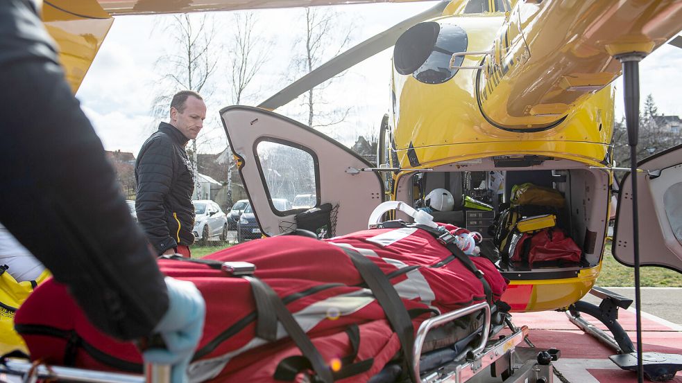 Hilfe in der Not: Am Landeplatz bringt die Besatzung eines Rettungshubschraubers einen Patienten an Bord. Foto: Bäuml/DPA