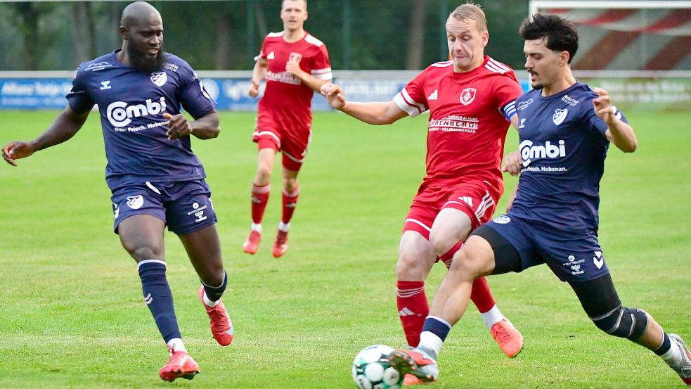 TuRa-Kapitän Sönke Weßling (Zweiter von rechts) erwartet gegen den TuS Leerhafe-Hovel ein komplett anderes Spiel als gegen Aurich. Foto: Damm