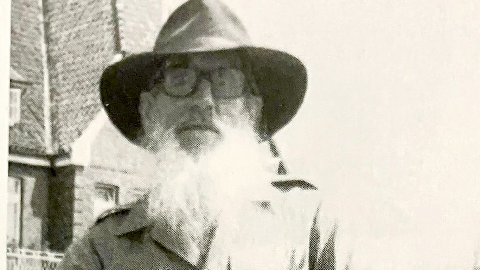 Mit Hut, Hornbrille und Rauschebart: So war der Ostfriese Walter Knoblauch in Papenburg bekannt. Dort lebte er lange Zeit. Foto: Hermann-Josef Döbber/Repro: Gerd Schade