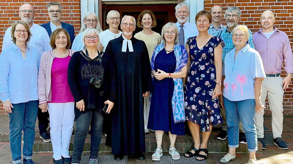 Pastor Berends und die Mitwirkenden des Gottesdienstes. Fotos: Kirchenkreis Rhauderfehn