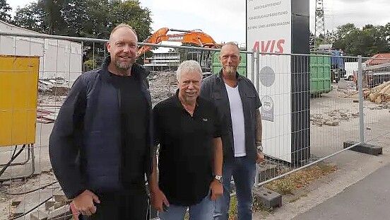 Freuen sich auf die Zukunft: Maik, Edmund und André Kubenz vor dem Areal, wo demnächst ein modernes Wohn- und Geschäftshaus entsteht. Foto: Christoph Assies
