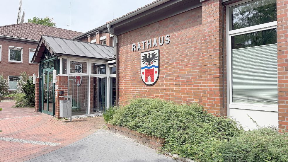 Im Rathaus der Gemeinde Uplengen müssen Entscheidungen getroffen werden, die allen Ortschaften nutzen. Foto: Madita Janßen/Archiv