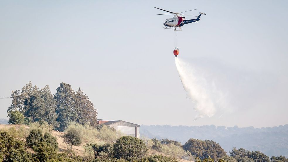 Immer wieder müssen in Spanien Hubschrauber für die Bekämpfung der vielen Waldbrände eingesetzt werden. (Archiv-Bild) Foto: A. Pérez Meca/EUROPA PRESS/dpa