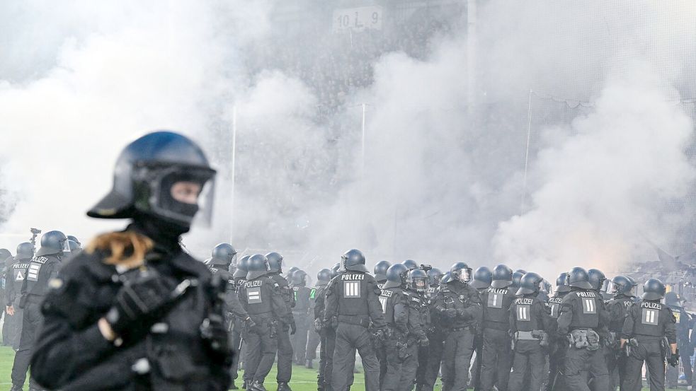 Polizisten mussten während des Spiels eingreifen. Foto: Uwe Anspach