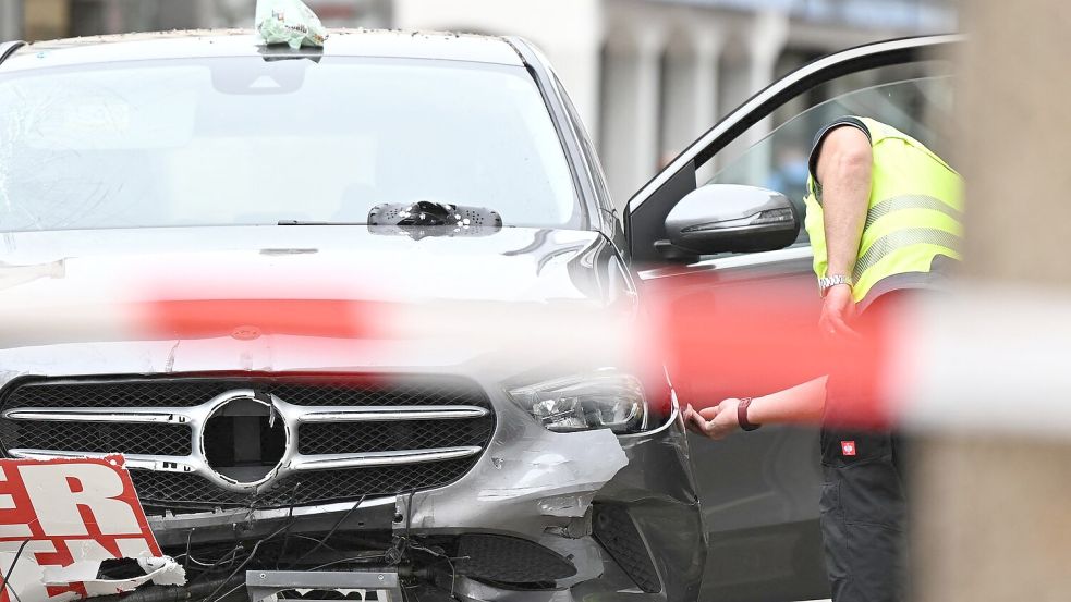 Nach der Autofahrt in der Fußgängerzone von Hofgeismar mit mehreren Verletzten gehen die Ermittlungen weiter. Foto: Florian Wiegand/dpa