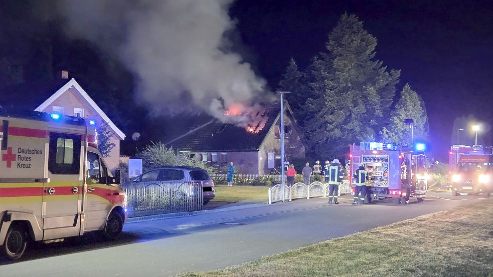 Mehrere Feuerwehren waren im Einsatz, um den Brand in einem Wohnhaus in der Nordstraße zu löschen. Foto: Sascha Block/Feuerwehr Ostrhauderfehn