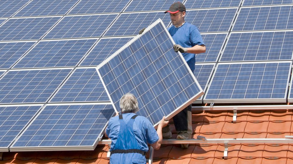 Photovoltaik auf Dächern mit Gestaltungsvorgaben: Die Gemeinde Rhauderfehn hat ihre Bauvorschriften dazu intern ausgewertet. Foto: Marina Lohrbach/stock.adobe.com