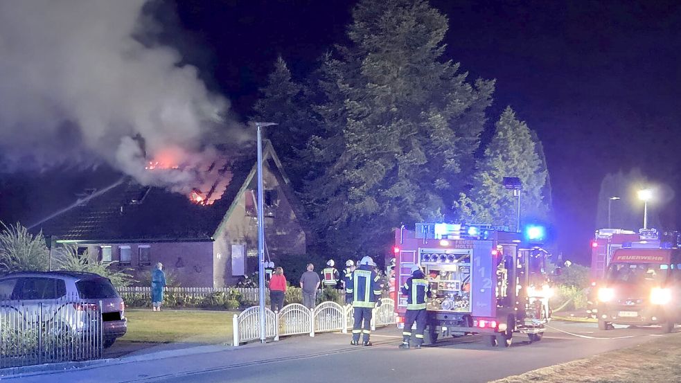 Mehrere Feuerwehren waren im Einsatz, um den Brand in einem Wohnhaus in der Nordstraße zu löschen. Fotos: Sascha Block/Feuerwehr Ostrhauderfehn