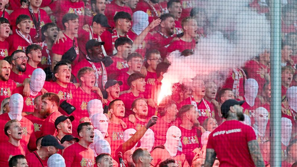Kaiserslauterns Fans zündeten Pyrotechnik. Foto: Uwe Anspach