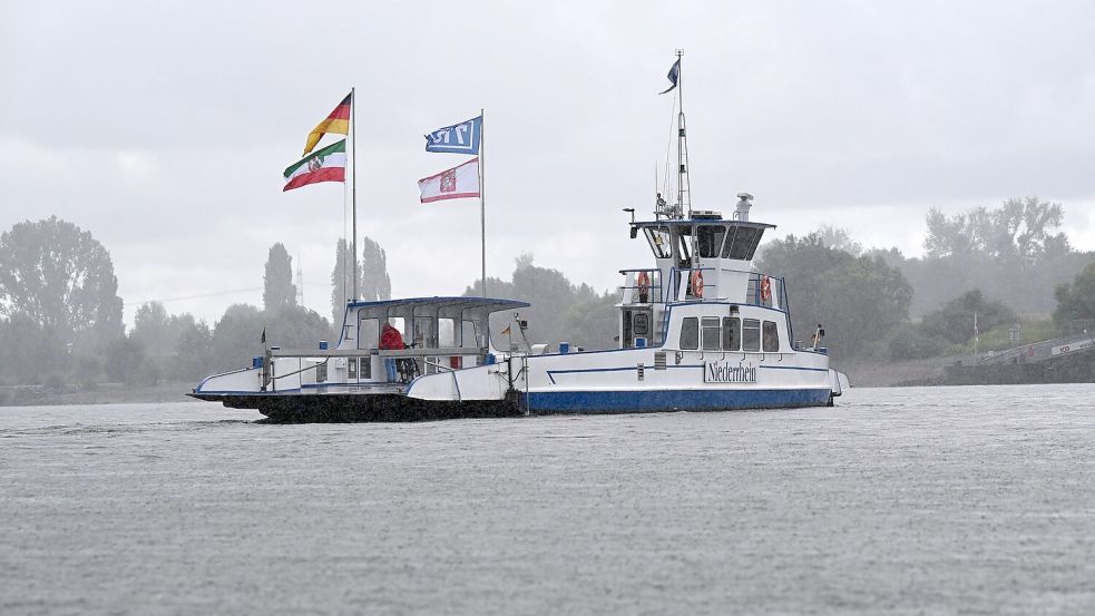 Die meisten Rheinfähren fahren wieder, allzu viele Passagiere sind bei wechselhaftem Wetter aber nicht an Bord: Hier ein Blick auf die Fähre von Düsseldorf-Urdenbach nach Zons. Foto: Wolf von Dewitz/dpa