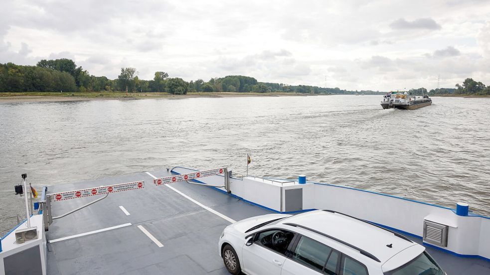 Mit dem Auto auf der Fähre von Zons nach Düsseldorf: Seit Samstag geht das wieder. Foto: Thomas Banneyer