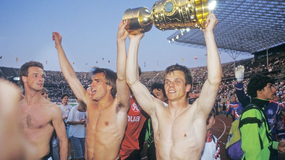 Der Himmel über Berlin: Halbnackte Männer im Glanz des Pokals. Hannover 96 ist der einzige Zweitligist, der den DFB-Pokal gewann. 1992 besiegten Jörg-Uwe Klütz aus Groß-Mimmelage, Michael Koch und Uwe Jursch aus Fürstenau den Favoriten Borussia Mönchengladbach. Foto: Witters/ValeriaWitters