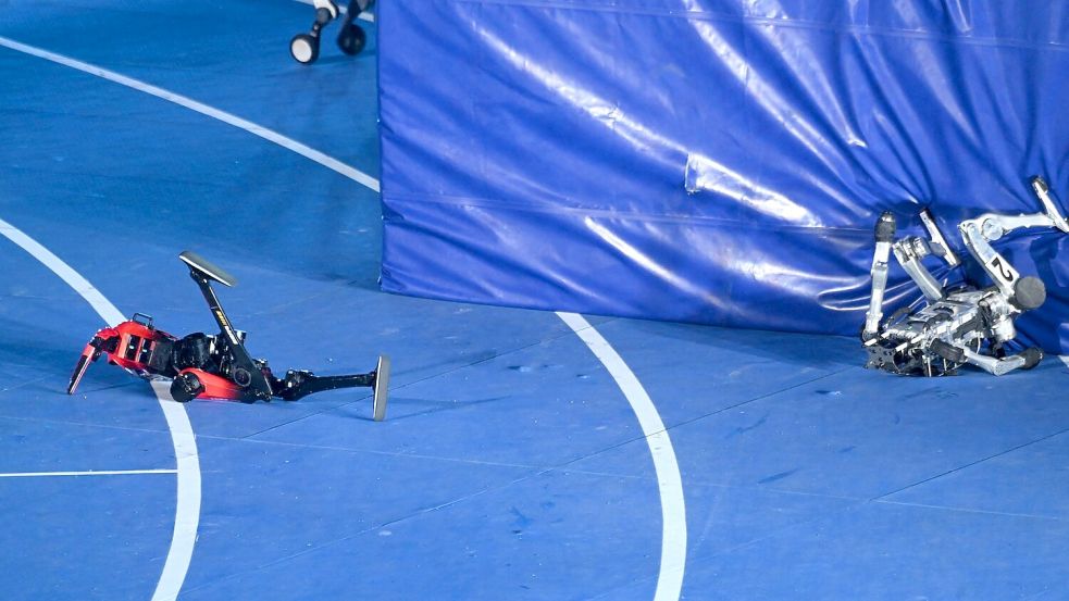Die Roboter waren nach ihrem Lauf an einer Schutzwand abgeprallt. Foto: Johannes Neudecker/dpa