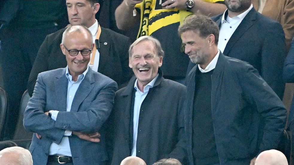 Hochkarätig besetzte Tribüne: Bundeskanzler Friedrich Merz (l), Ligapräsident Hans-Joachim Watzke (M) und Bundestrainer Jürgen Klopp. Foto: Federico Gambarini/dpa