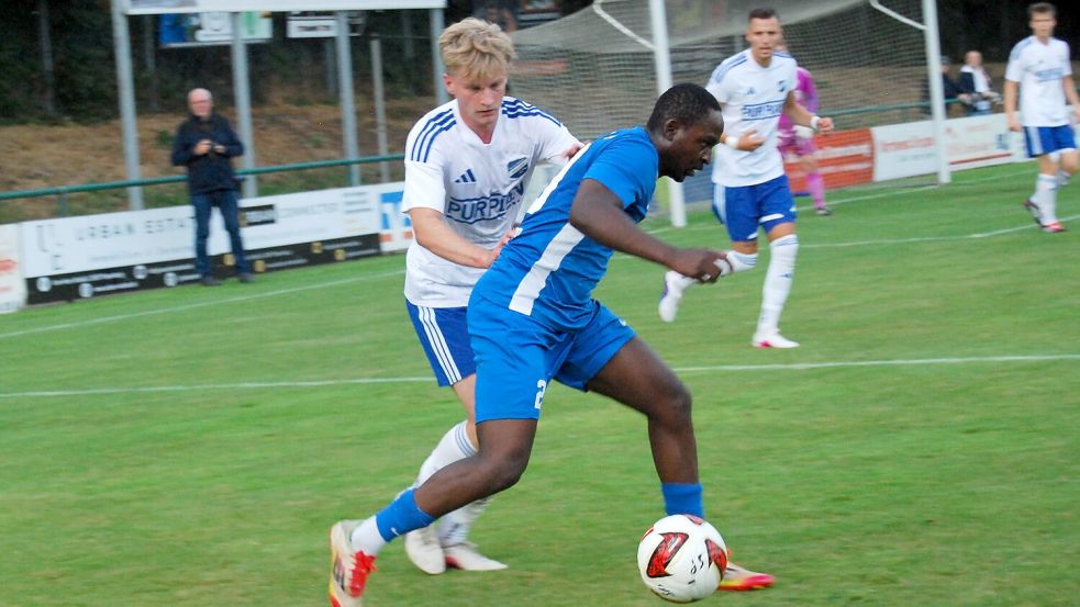 Papenburgs Benny Boungou lieferte im ersten Spiel nach seiner Rückkehr die Vorarbeit zum 2:1 von Les Hinz. Foto: Marco Reemts