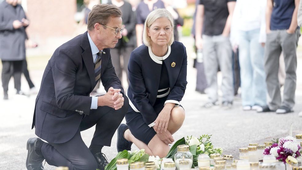Schwedens Regierungschef Kristersson reiste zum Tatort. Foto: Magnus Lejhall/TT News Agency/AP