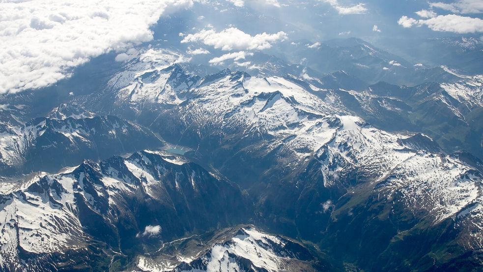In den Zillertaler Alpen verunglückte ein Mann aus Hessen tödlich. (Archivbild) Foto: Daniel Karmann/dpa