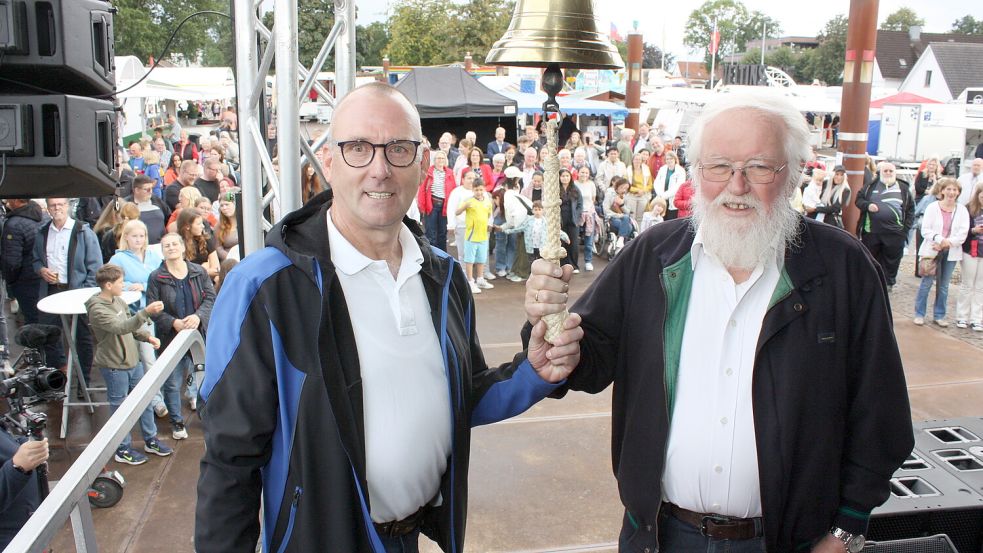 Mit einem Schlag an der Schiffsglocke eröffneten die Kapitäne (v.li.) Engelbert Meyer und Egon Buß das 45. Hafenfest. Foto: Hans Passmann