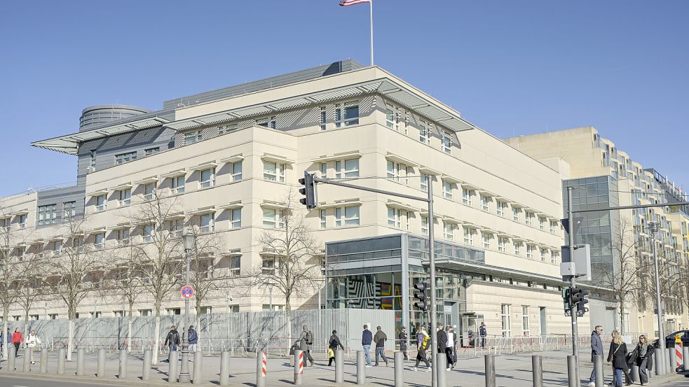 Hinter der beigen Fassade am Pariser Platz residiert seit 2008 die US-Diplomatie in Berlin, nur an der Spitze bleibt der Chefsessel leer. Foto: Imago/Joko