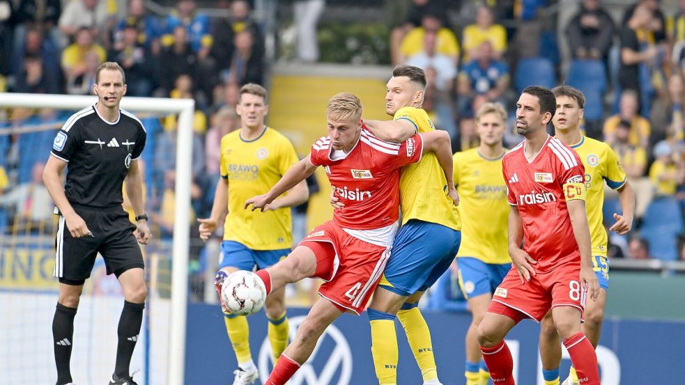 Braunschweig und Union lieferten sich einen spannenden Pokal-Fight. Foto: Swen Pförtner/dpa