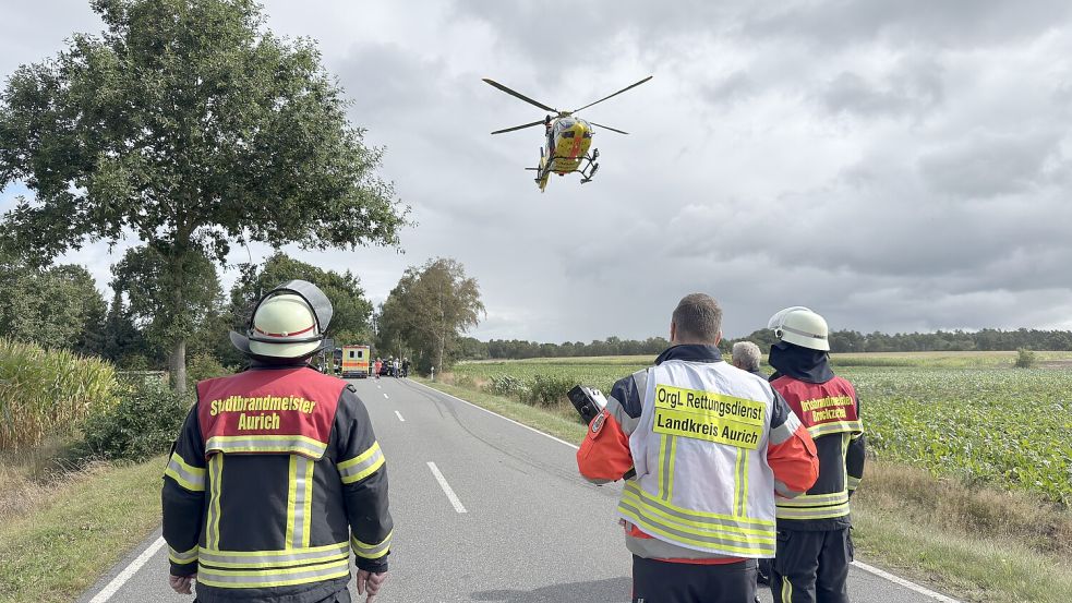 Der Rettungshubschrauber Christoph 26 landete unmittelbar auf der Brockzeteler Straße. Foto: Sönke Geiken (Stadtfeuerwehr Aurich)