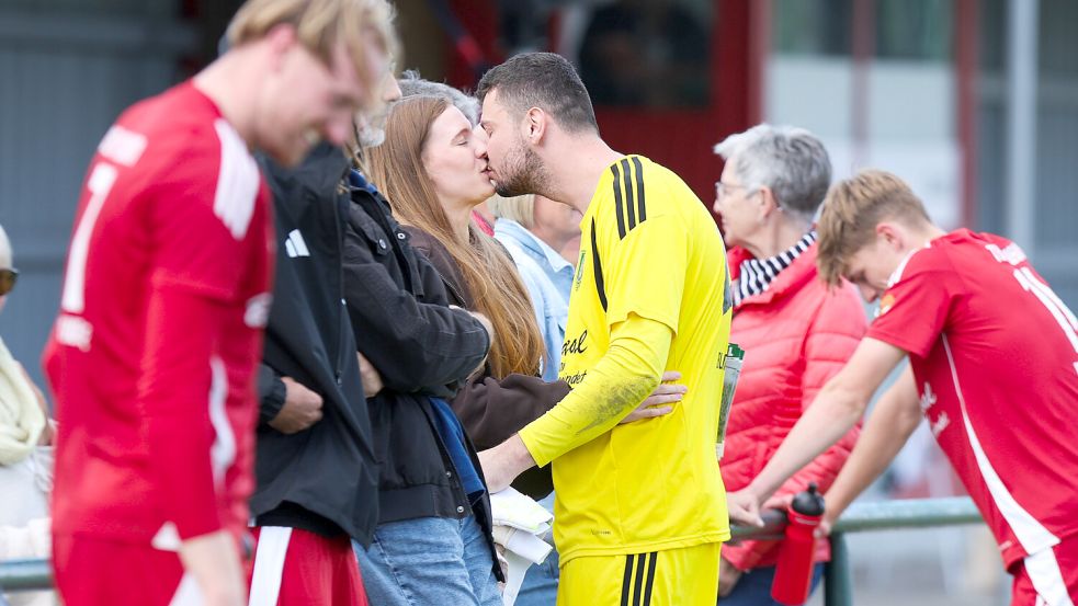 Ein Siegerküsschen gab es für Torwart Joachim Groenewold. Foto: Jens Doden/ Emden