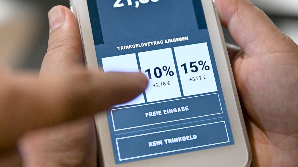 Welches Feld auf der Anzeige tippt man fürs Trinkgeld im Restaurant an? (Symbolbild) Foto: Jens Kalaene
