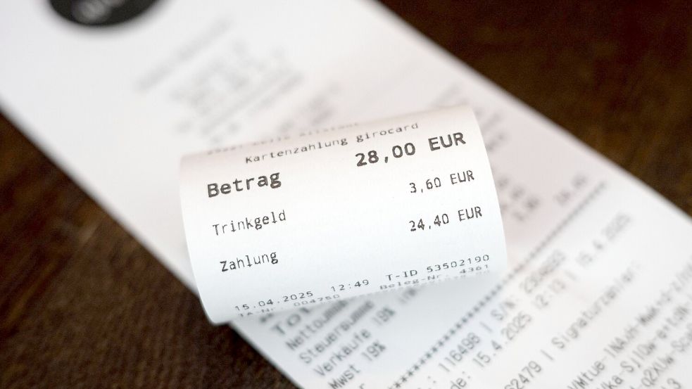 Immer mehr zahlen mit Karte - auch das Trinkgeld. (Symbolbild) Foto: Sina Schuldt