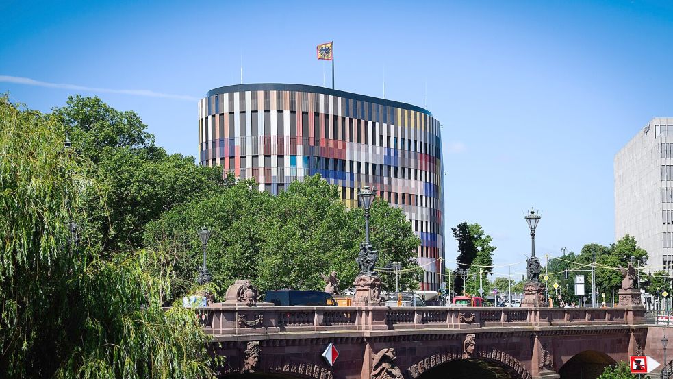 Moderne Architektur statt Schloss Bellevue: Der derzeitige Amtssitz von Bundespräsident Frank-Walter Steinmeier Foto: dpa/Bernd von Jutrczenka